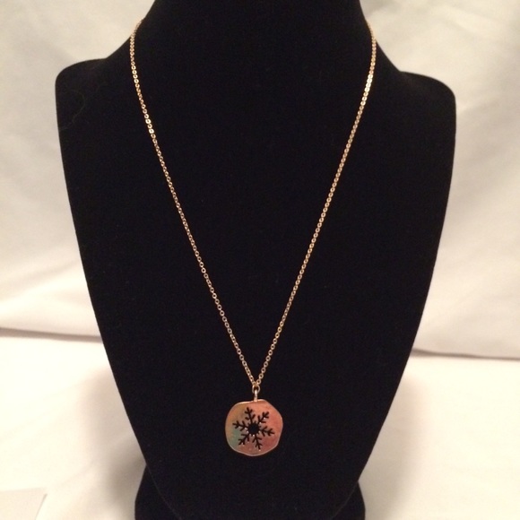 NWT Gold Snowflake Cutout Necklace - Picture 4 of 7